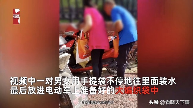 两老人狂薅考生免费矿泉水 无视路人指责继续拿水