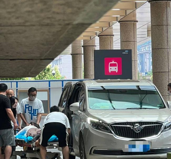 网传成毅拍戏受伤被担架抬走 工作人员：不清楚情况 等相关团队反馈