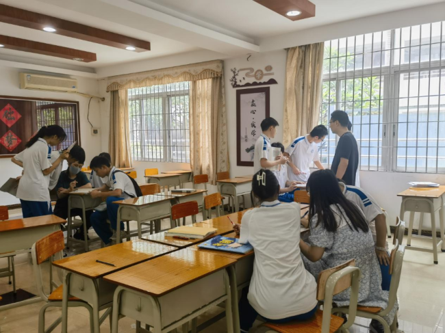 00后志愿者回归考场助力高考 广州近1500人次参与高考首日志愿服务