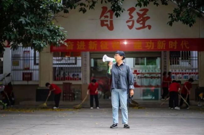 张桂梅为考生们驱赶蚊虫 她13年送考 13年告别 也叮嘱了13年
