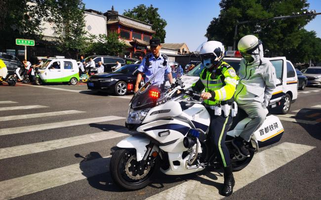 距离考场关门30秒将考生送到，北京铁骑交警又“立功”了