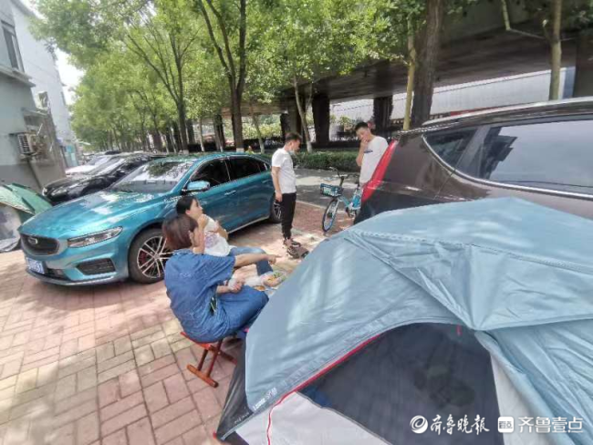 济南一中考点外考生及家长“安营扎寨”！午餐、午休两不误