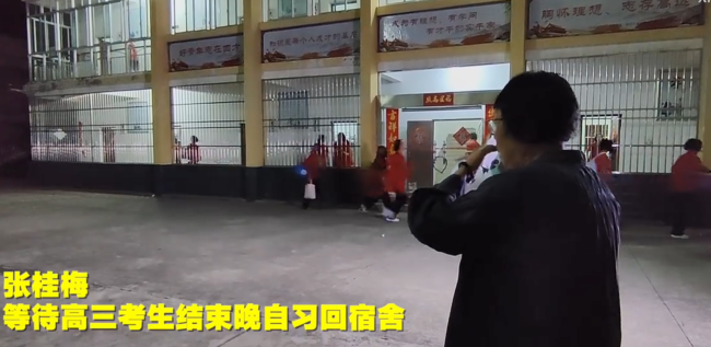 女孩们冲出抱住张桂梅 即将分别的泪水再也忍不住了