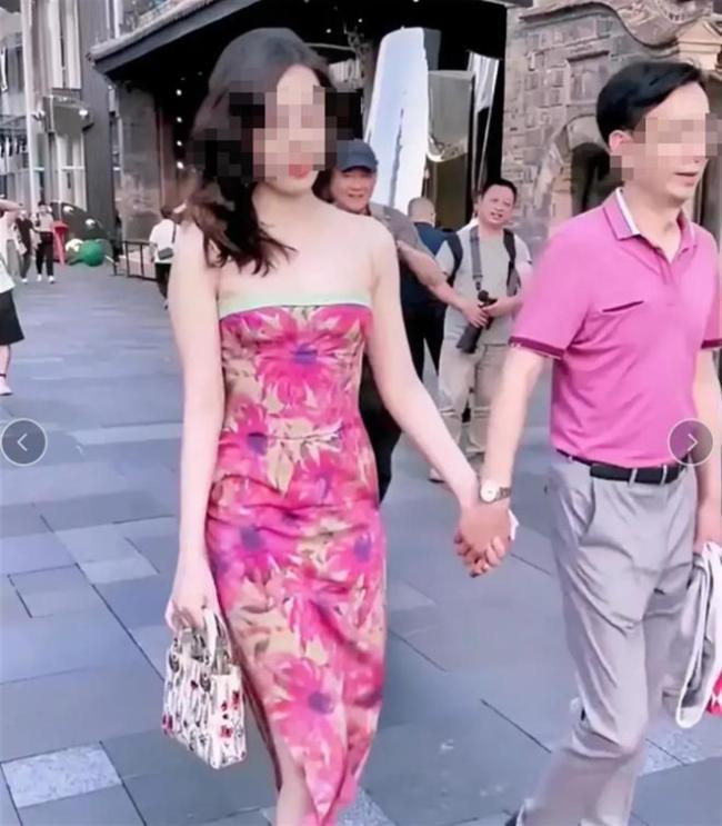 牵手门女主与导师非亲属，牵手门女生疑提4万包包！