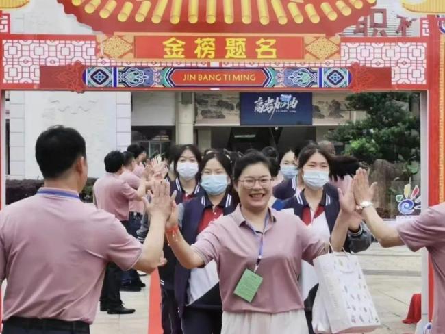 考生们走出考场的那些瞬间！第一个飞奔出来的都说了啥