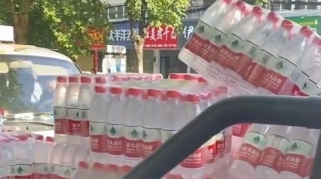 考场外送水遭城管驱赶：送水没问题，不许借机打广告