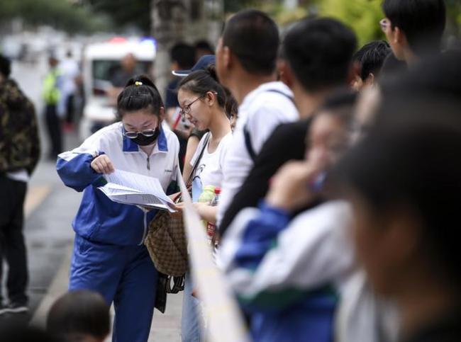 考生4科目均首个出考场 他已经迈着自信的步伐！