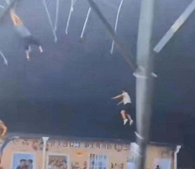 餐馆雨棚被掀翻带飞多人：“飞上天”的男子多处骨折