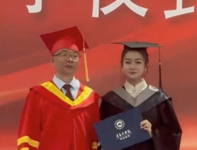 女生“掰弯”校长手指比心，网友：也就你敢
