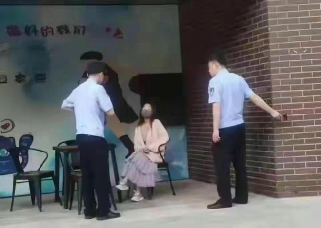 离谱！男生因说猫拉屎臭 被同校女生用烤鸭饭扣头掌掴