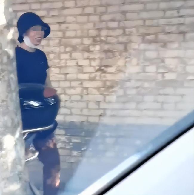 女子趁大爷不注意偷水果 还满不在乎的笑着离开