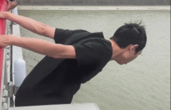 跳桥救人的外卖员找到了