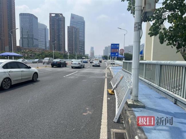 武汉长江二桥发生交通事故 一辆小车发生翻车 