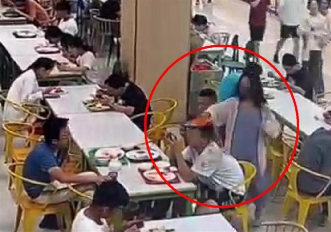 天津大学一女生因男生说猫屎臭往男生头上扣饭 校方回应