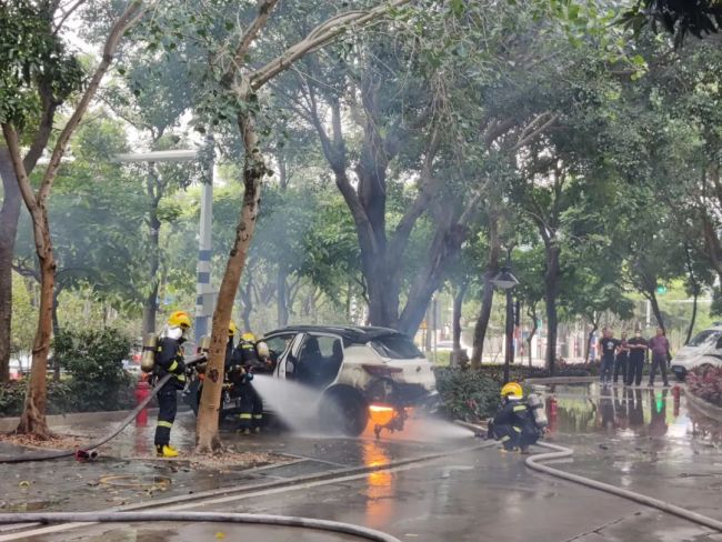 厦门一电动汽车突发自燃 着火车辆的后备箱底部正在猛烈燃烧