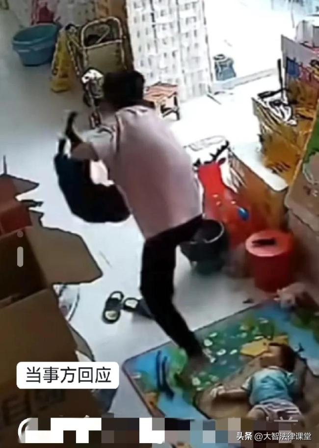 恶犬进入店内咬人被制服 事情引起网友们不同的意见