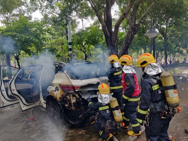 厦门一电动汽车突发自燃 着火车辆的后备箱底部正在猛烈燃烧