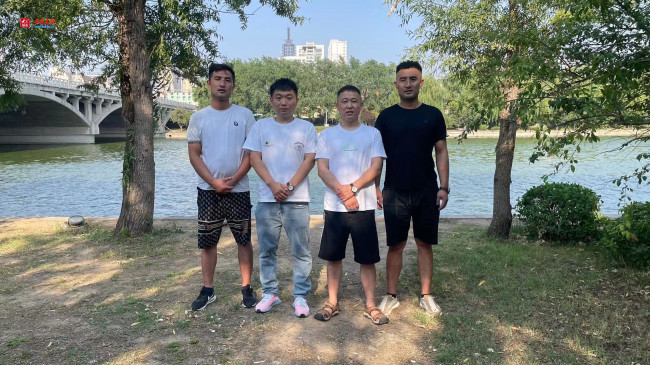 女子落水4男子合力救助 拉上岸后又现场进行急救，最终使她脱险