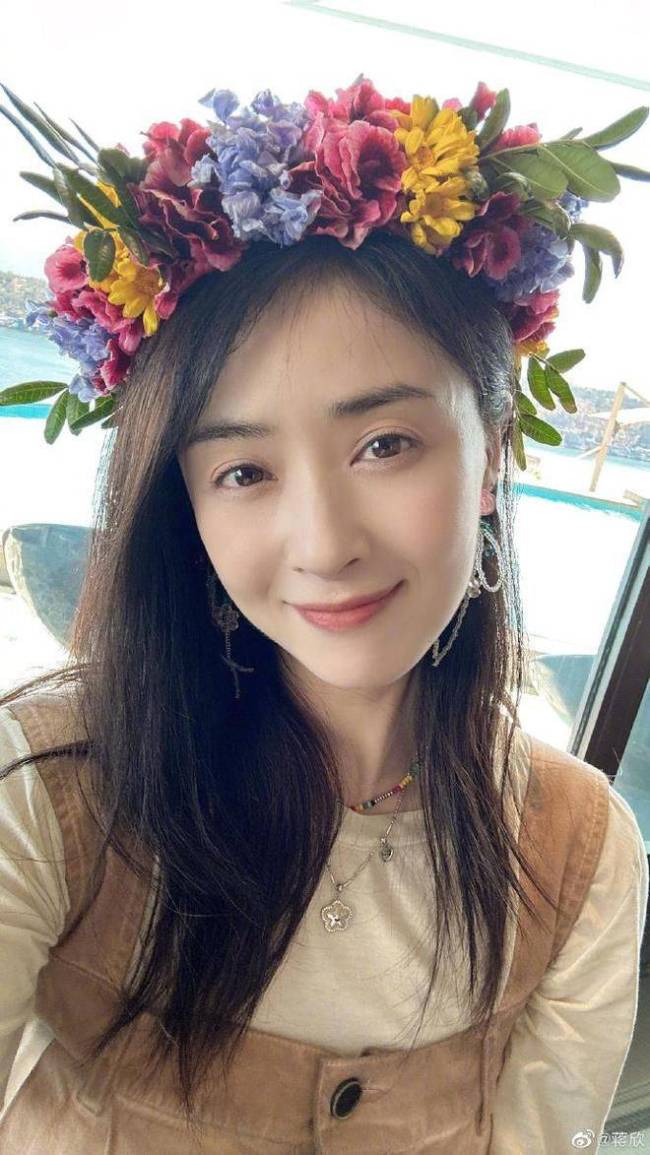 40岁蒋欣近照瘦成“纸片人”，"筷子腿"成为亮点