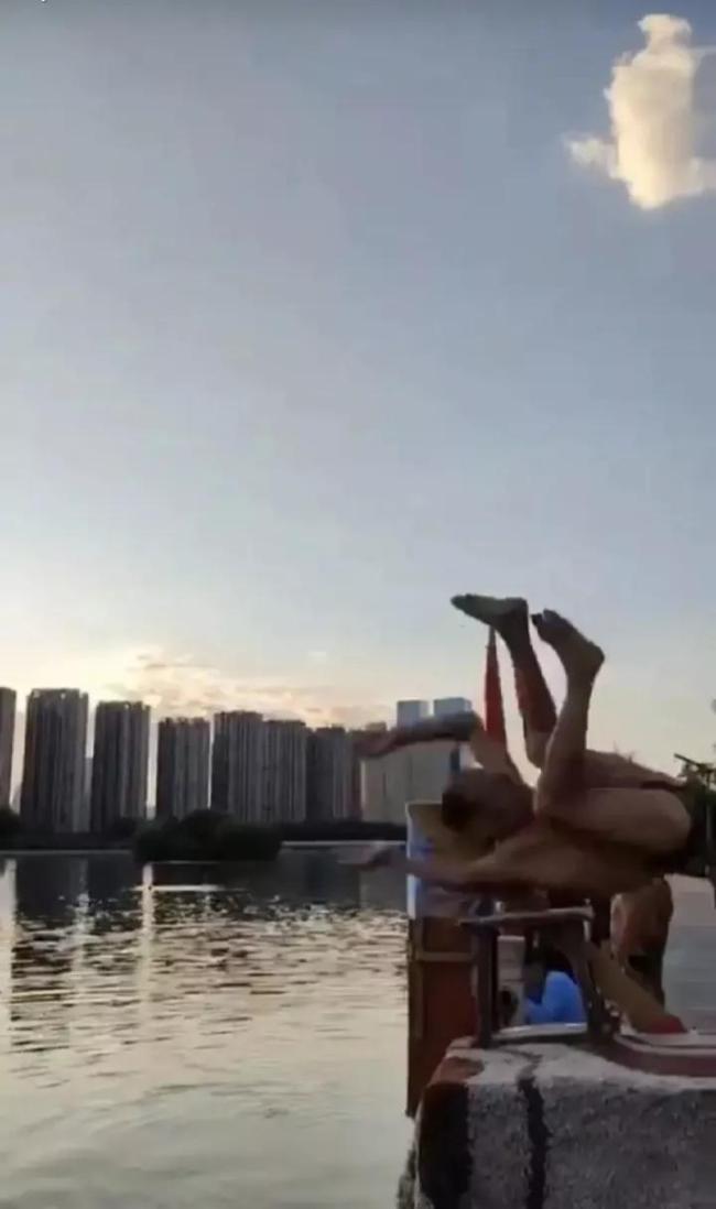 看着都疼！男子跳水失误头撞石墩 现场女子吓得大声尖叫