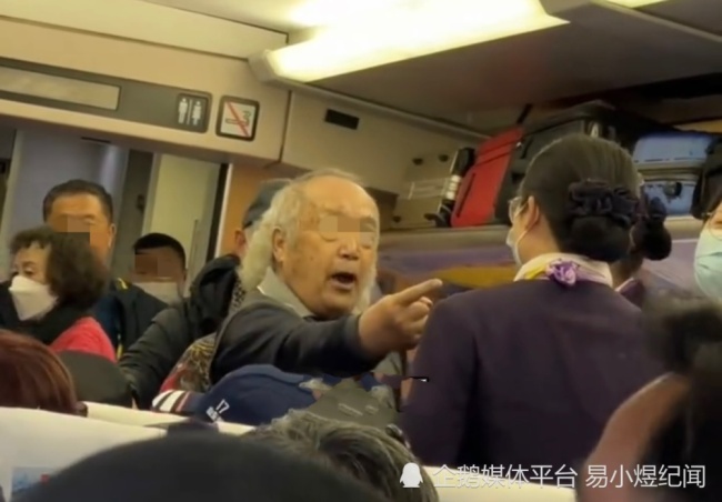 老人高铁霸座称“打死我也不起”怼乘警：你就是枪毙我也不怕