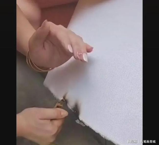 城管以容易起火为由强拆招牌却无法点燃