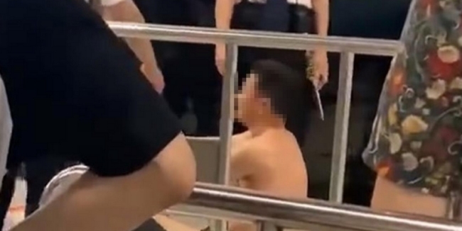 男子地铁站脱衣闹事被拘：脱掉外衣裤躺女站务员旁