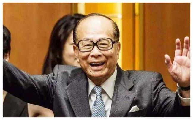 94岁李嘉诚现身内地拜佛，弓腰颤巍无比虔诚，方丈率众僧人铺红毯接待