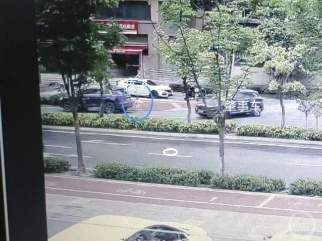 东航回应女孩遭碾压身亡 双方被认定负同等责任，东航称肇事飞行员已停职