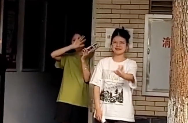 女生在楼下哭着送别舍友