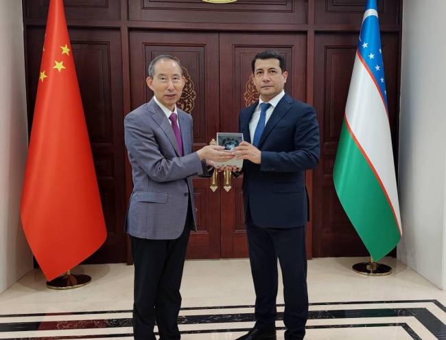 龙宇翔与乌兹别克斯坦驻华大使法尔霍德•阿尔济耶夫亲切会见