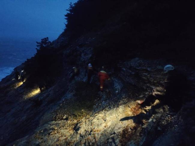 青岛一男子海边野钓失联 大量救援人员冒风雨连夜搜救