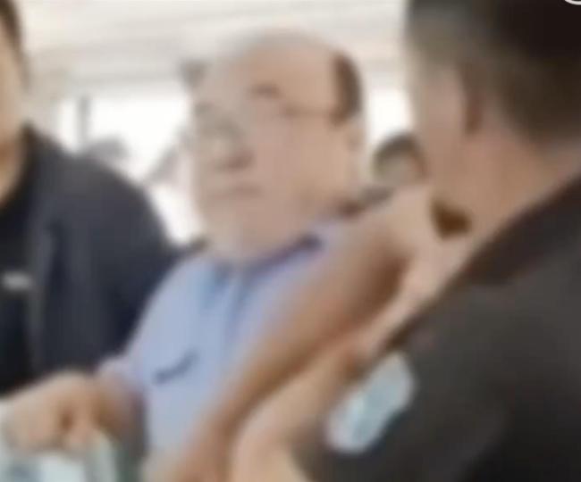 列车男子酒后无故殴打乘务员 警方：寻衅滋事，行拘！