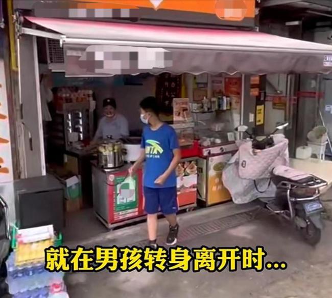 男孩背后被贴不道德纸条被围观，阿姨暖心之举获全网力赞