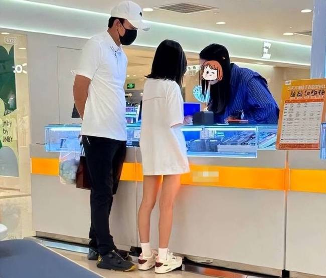 贾乃亮父女逛商场被偶遇，10岁甜馨身高快要赶上爸爸啦