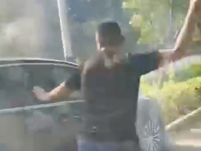 男子砸窗救车内昏迷司机，1分钟后车辆起火！