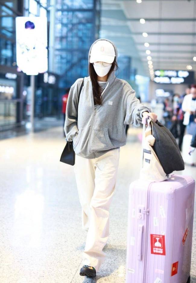 江疏影现身机场 黑白条纹T恤外搭连帽卫衣简约时尚