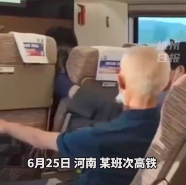 官方谈老人踹前排座椅：老人肯定不对 但没硬性规定