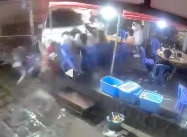 突发！轿车冲进夜宵摊致多人受伤 大约10人被送往医院治疗