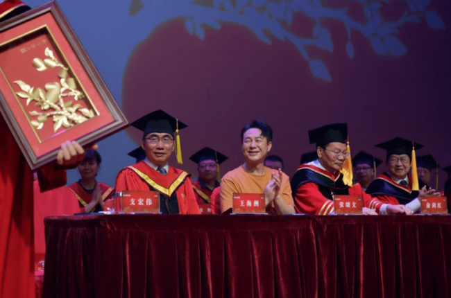 张颂文参加北电2023毕业典礼 议毕业生：学会怎么花钱