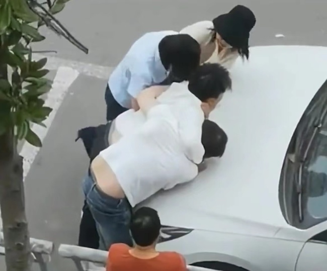 孩子帮母亲一起抓第三者 爸爸想动手被儿子反锁住