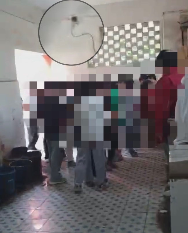 中学回应在男厕安监控：报废的设备，是防止学生打架，已拆除