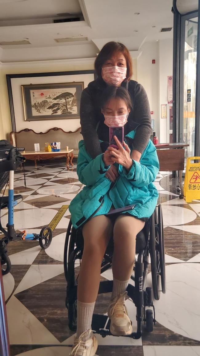 患罕见病女孩拍独自走回家视频走红 网友感动留言为其加油打气