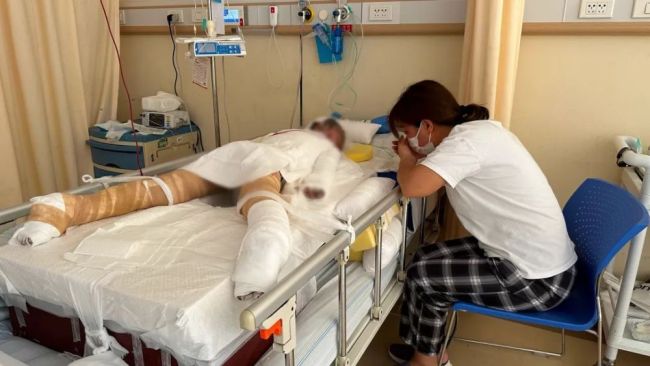 缺损血容量不足性休克全身90%烧伤他的孩子,5岁的小女儿田靖彤病床上