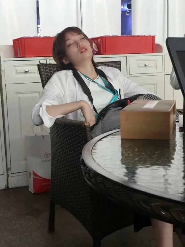 患罕见病女孩拍独自走回家视频走红 网友感动留言为其加油打气
