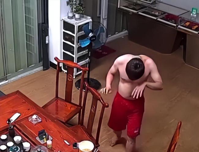 惊险瞬间！打火机放泡面下突然爆炸 接触高温炸飞泡面