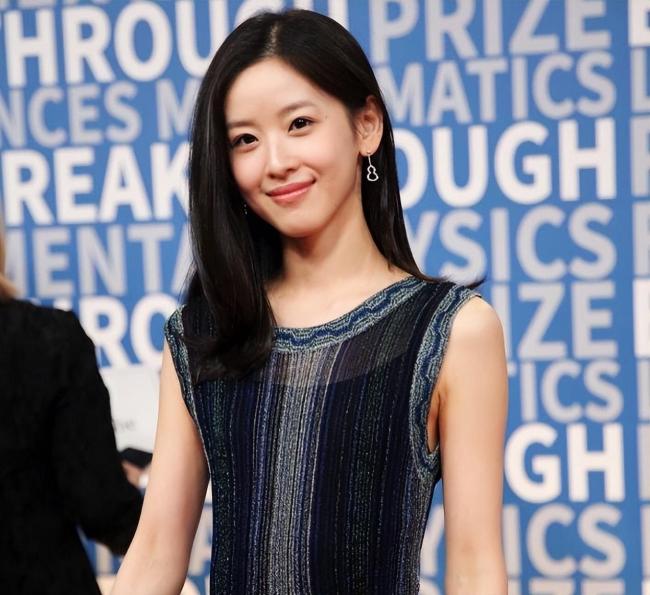 章泽天不再隐瞒回应拒绝张艺谋演戏称这是不一样的人生选择2