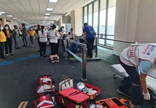 泰国一机场发生罕见事故：女游客被卷入自动人行道，被迫截肢