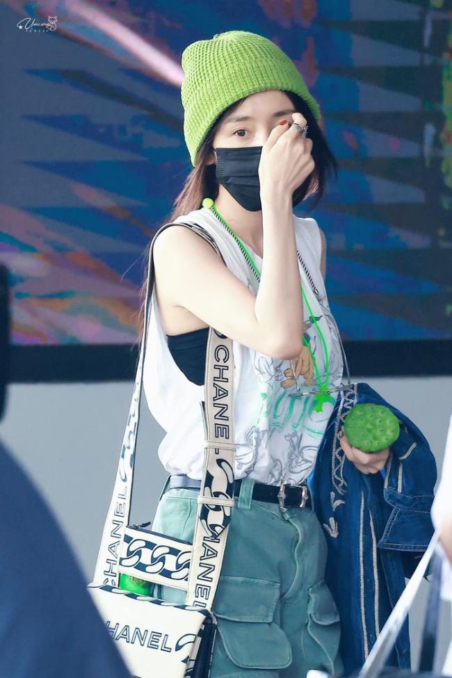杨幂手拿莲蓬走机场 幂式穿搭真是从来不让人失望