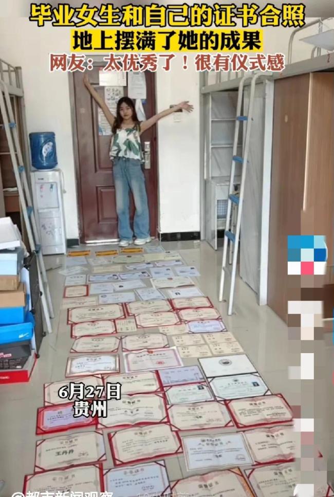女生毕业晒证书合影留念 网友：每一张证书都代表着一份经历